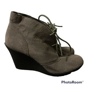 𝅺WHITE Mountain Grey Suede Wedge Booties size 9 NWOT